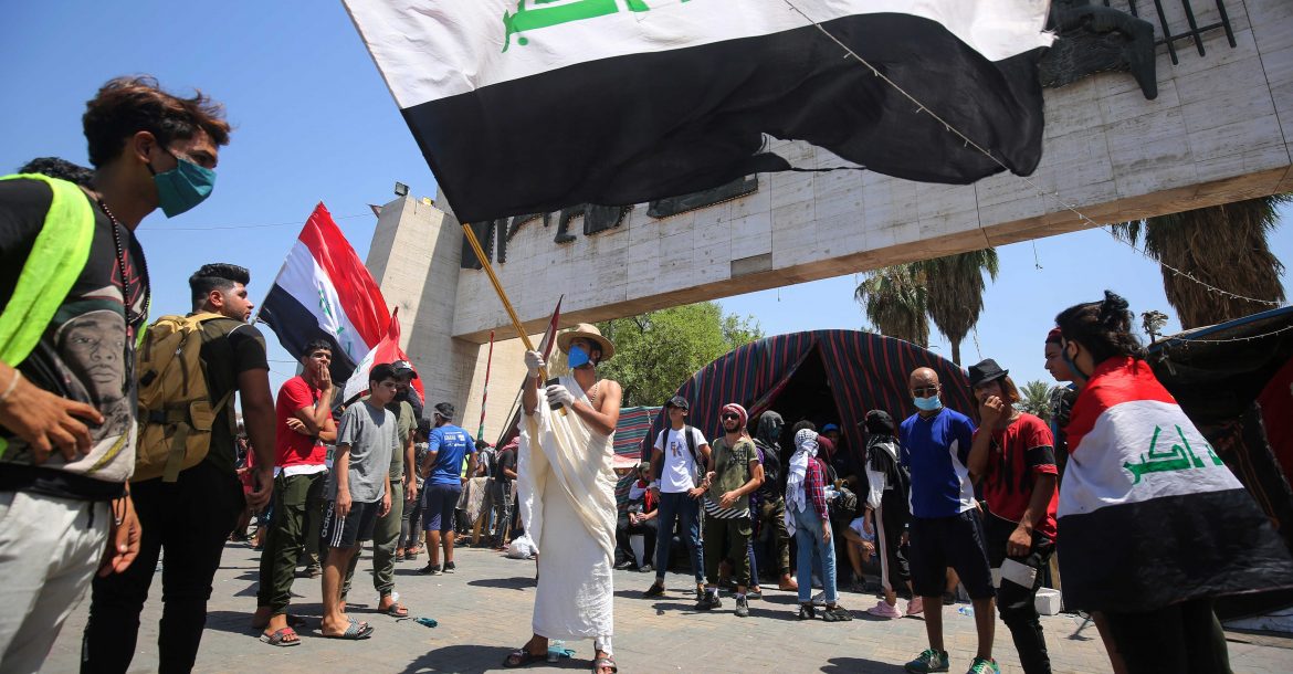 بالصورة.. المتظاهرون ينهون الاعتصام السلمي في ساحة التحرير
