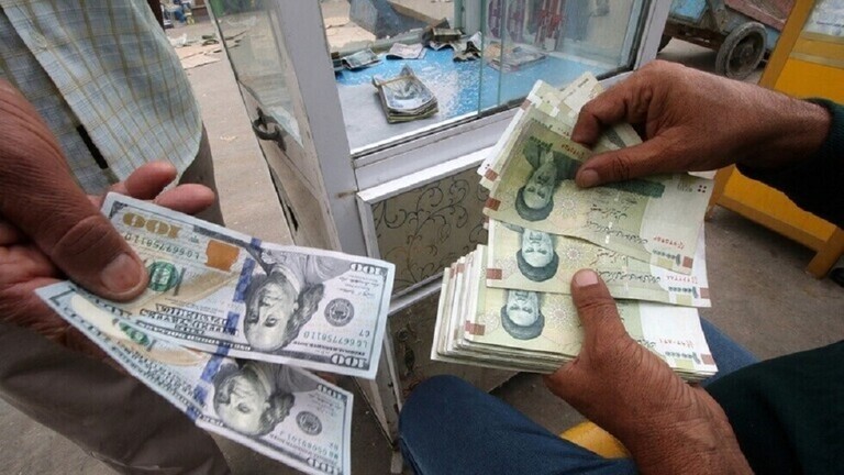 الريال الإيراني يسجل انخفاضا جديدا أمام الدولار في ظل معاناة اقتصادية