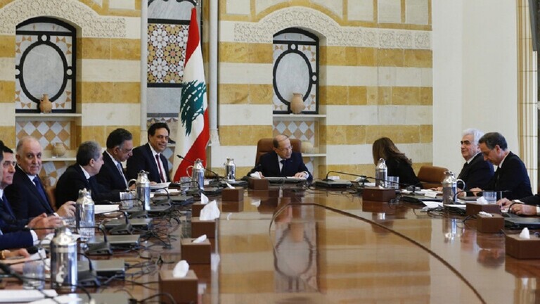 ماكرون يضغط على الساسة اللبنانيين مع قرب انتهاء مهلة تشكيل الحكومة