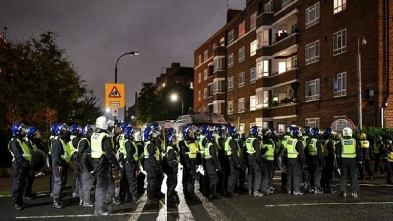 شرطة لندن تفرق متظاهرين يحتجون على إجراءات العزل العام