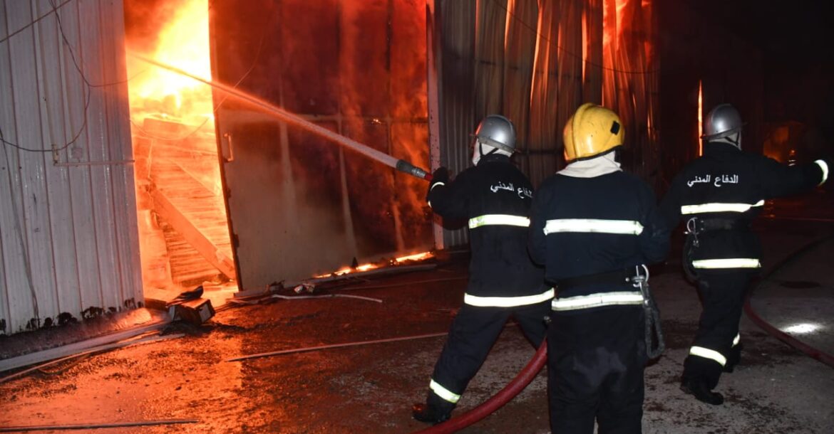 بالصور.. اندلاع حادث حريق كبير داخل ثلاث مخازن عملاقه وسط بغداد