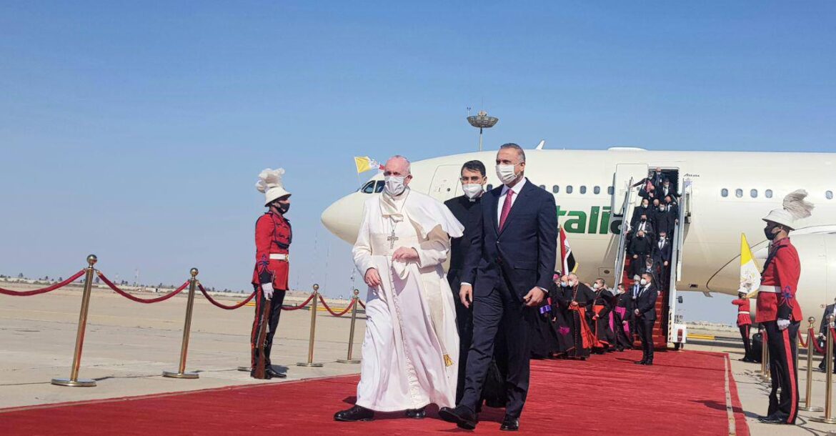 الكاظمي يستقبل البابا في مطار بغداد الدولي