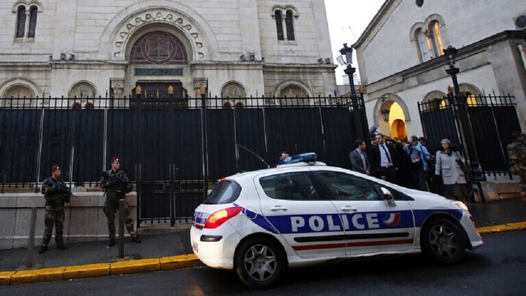 شرطي يقتل شخصا مجهولا هدده بسكين في باريس