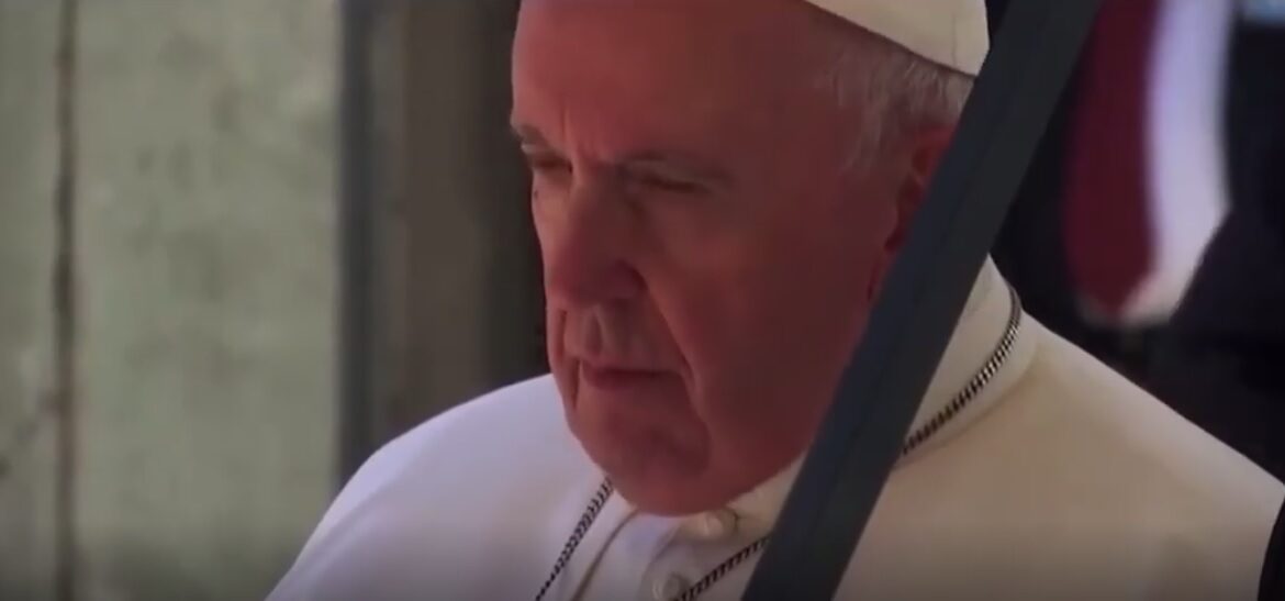 بالڨيديو: صدمة البابا وهو يُشاهد حجم الدمار الذي لحق بكنائس الموصل