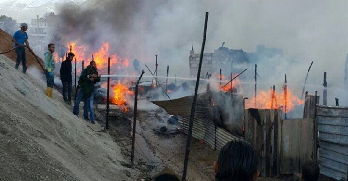 حريق في مخيم لاجئين سوريين في لبنان