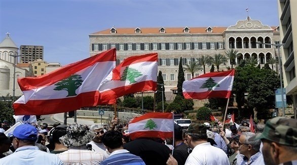 لبنان: ناشطون يعتصمون أمام المصرف المركزي رفضاً للمساس بالودائع