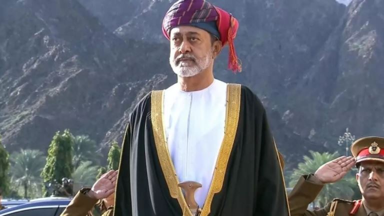 سلطان عمان يصل إلى السعودية