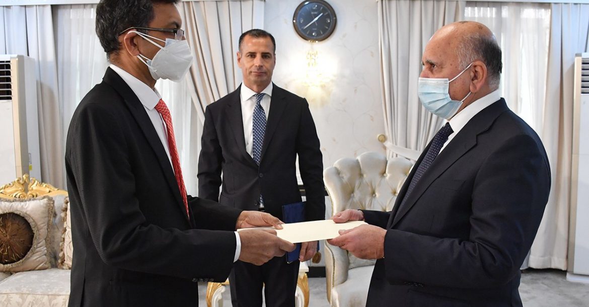 وزير الخارجيَّة يتسلـَّم نسخة من أوراق اعتماد سفير الهند الجديد لدى بغداد