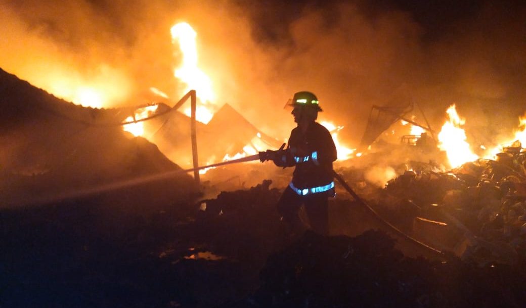الدفاع المدني تعلن إخماد حريق كبير في ميسان