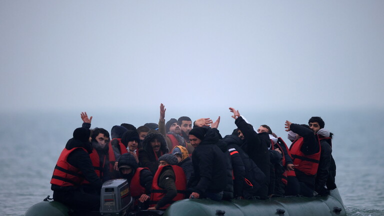 مصرع 27 مهاجرا إثر غرق زورقهم قبالة السواحل الفرنسية