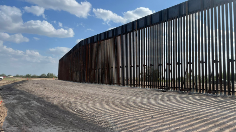 تكساس تبدأ ببناء جدار “القضبان الفولاذية” على الحدود مع المكسيك