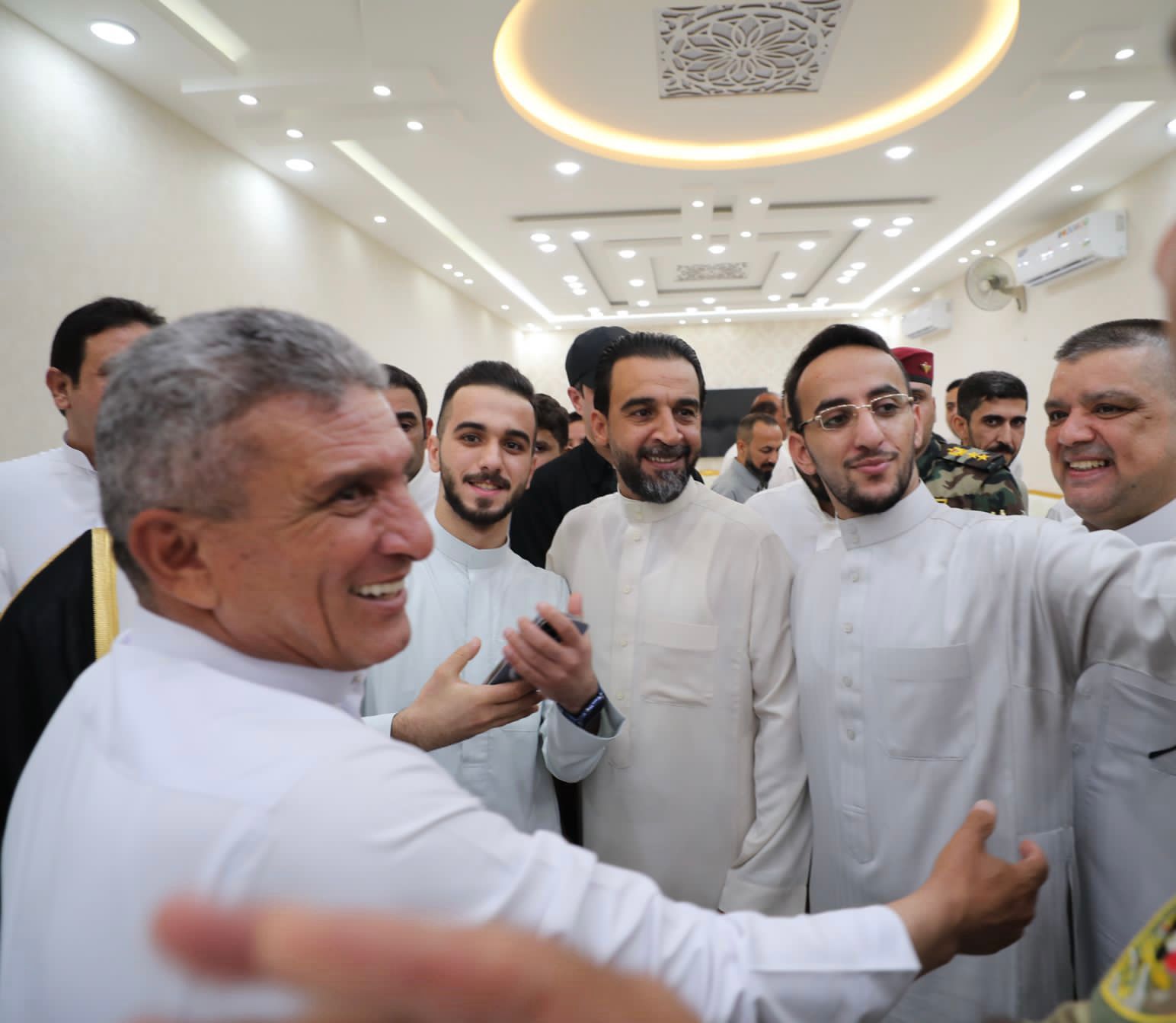 بعد أدائه صلاة العيد .. رئيس مجلس النواب  يزور بعض عوائل مدينة الرمادي