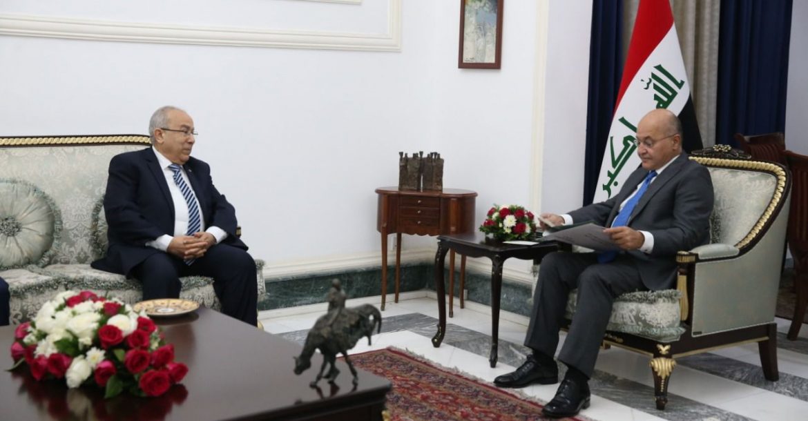 وزير الخارجية الجزائري يسلم رئيس الجمهورية رسالة خطية متعلقة بالتحضيرات لعقد القمة العربية