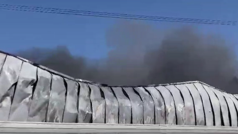 حريق ضخم بمصنع للثلاجات جنوب حيفا