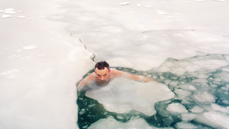 دراسة: السباحة في الماء البارد قد تساعدك على إنقاص الوزن