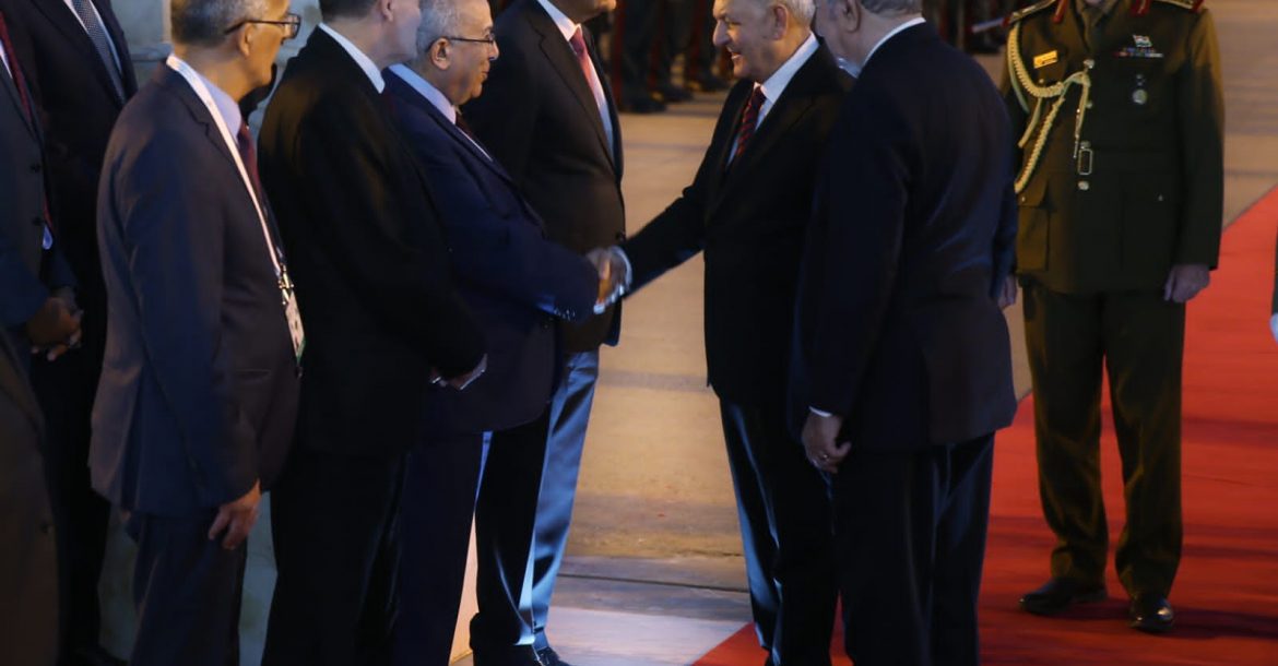 رئيس الجمهورية يصل إلى الجزائر للمشاركة في اجتماعات القمة العربية