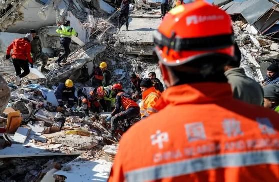 ارتفاع عدد قتلى زلزال تركيا إلى 21043 شخصا