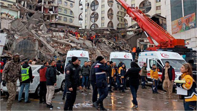 العراق يعلن وفاة وفقدان 15 عراقياً في زلزال تركيا