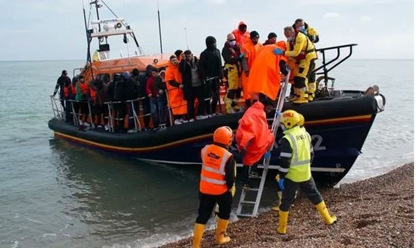 الديلي ميل: محاكمة سبعة اشخاص بتهمة تهريب عراقيين عبر قوارب الى بريطانيا
