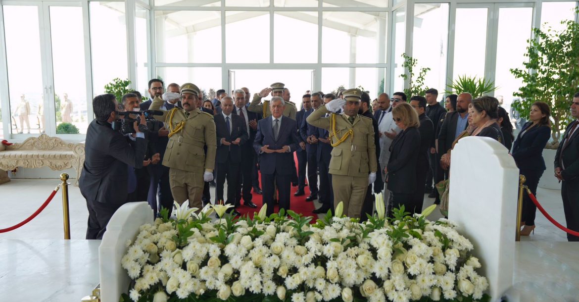 رئيس الجمهورية يضع اكليلاً من الزهور على ضريح الراحل مام جلال طالباني